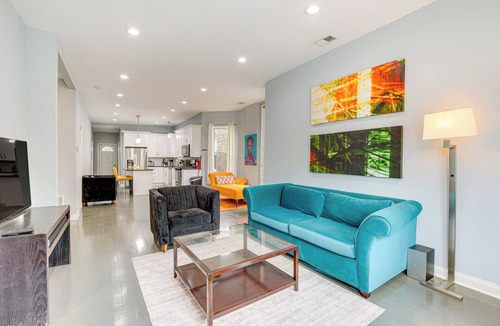 South Austin Condo | Chic Chicago Getaway w/Deck, 7 Mi to Downtown!
