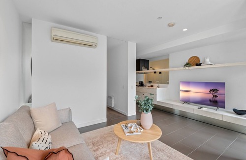 South Melbourne Apartment | Chic City Escape with Pool, Gym & Parking