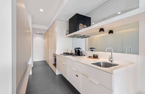 South Melbourne Apartment | Chic City Escape with Pool, Gym & Parking