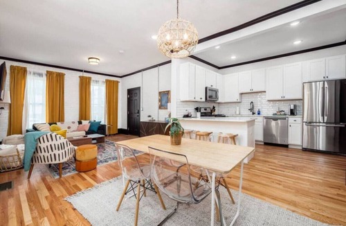 Victorian Village Apartment | Chic & Clean | Walkable to Everything | Smart TV