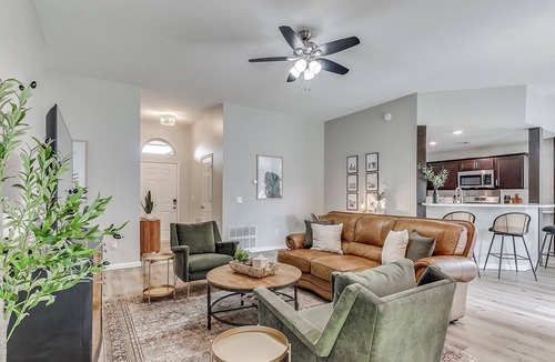 Edmond House | Chic & comfortable home with TWO King rooms+ twins-yard-EV charger!