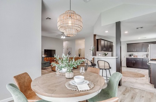 Edmond House | Chic & comfortable home with TWO King rooms+ twins-yard-EV charger!