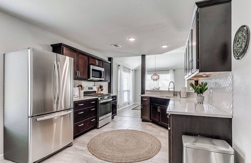 Edmond House | Chic & comfortable home with TWO King rooms+ twins-yard-EV charger!