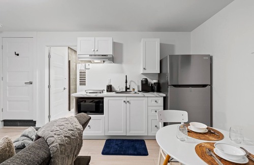 Longueuil House | Chic Condo ! 15 Mins from Downtown Montreal: Pool and BBQ