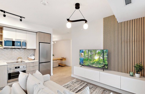 The Queensway Condo | Chic Condo in Prime Location – Stylish Stay with Easy Access to Everything!