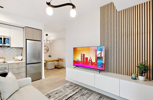 The Queensway Condo | Chic Condo in Prime Location – Stylish Stay with Easy Access to Everything!