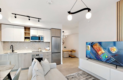 The Queensway Condo | Chic Condo in Prime Location – Stylish Stay with Easy Access to Everything!