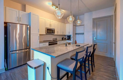 Las Colinas Apartment | Chic Condo Near the Lake!