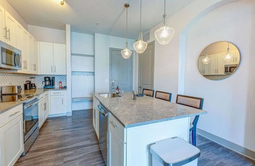 Las Colinas Apartment | Chic Condo Near the Lake!