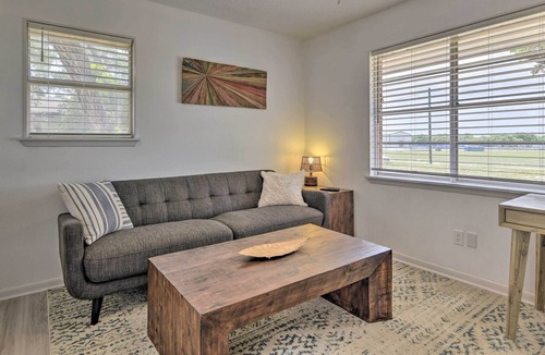 Ingleside Condo | Chic Condo w/ Screened Patio ~ 13 Mi to Beach