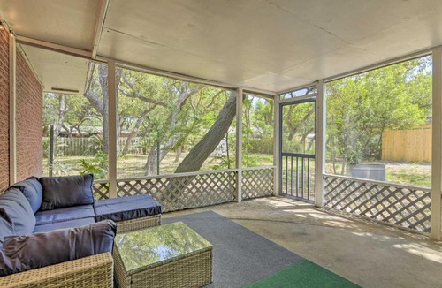 Ingleside Apartment | Chic Condo with Screened Patio about 13 Mi to Beach