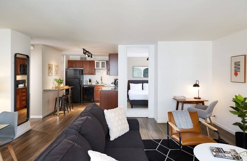 Streeterville Apartment | Chic Corner 2BR in Streeterville | Roof Deck | Lake Views
