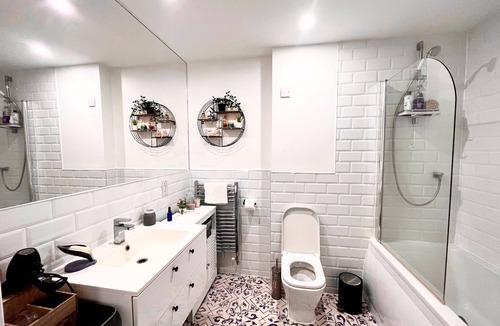 Sudbury Apartment | Chic & Cosy Flat with a View