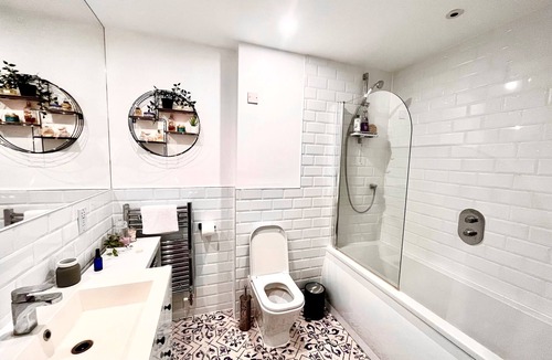 Sudbury Apartment | Chic & Cosy Flat with a View