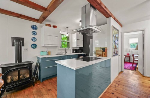 Richmond Cottage | Chic Cottage at Richmond Pond