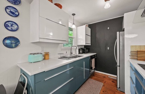 Richmond Cottage | Chic Cottage at Richmond Pond