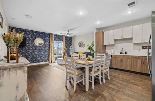 Eighth Avenue Apartment | Chic Country Getaway | Walk to Broadway & Gulch