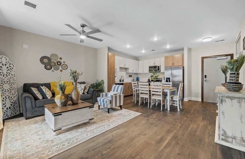 Eighth Avenue Apartment | Chic Country Getaway | Walk to Broadway & Gulch