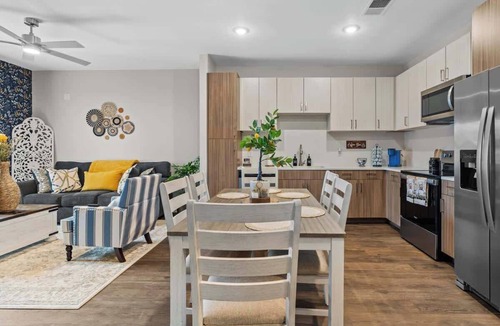 Eighth Avenue Apartment | Chic Country Getaway | Walk to Broadway & Gulch
