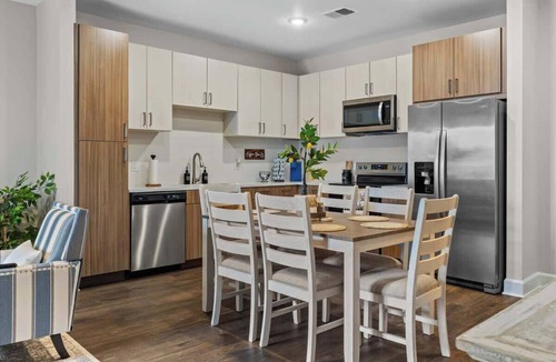 Eighth Avenue Apartment | Chic Country Getaway | Walk to Broadway & Gulch