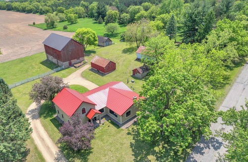Portage House | Chic Country Home w/Sprawling Acreage