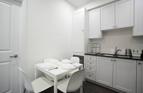 Brampton House | Chic & Cozy 2-Bedroom Townhouse with All Amenities