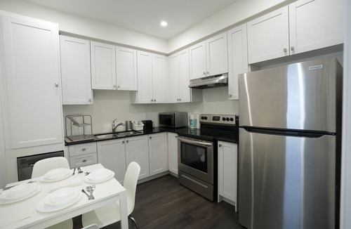Brampton House | Chic & Cozy 2-Bedroom Townhouse with All Amenities