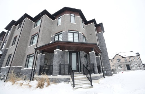 Brampton House | Chic & Cozy 2-Bedroom Townhouse with All Amenities