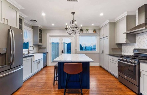 South Park House | Chic & Cozy 2BR Home Walkable Central Spot