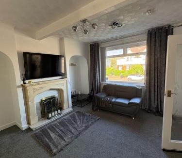Kilmaurs House | Chic & Cozy 2BR Semi-Detached