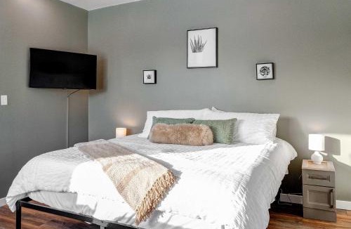 Sudbury Apartment | Chic & Cozy Bachelor w Kitchenette New Sudbury