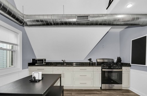 Forestview House | Chic & Cozy Chicago Stay Close to Downtown