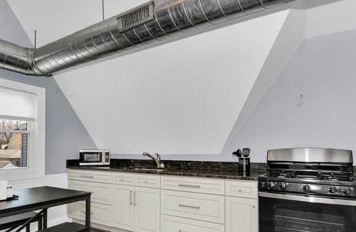 Forestview House | Chic & Cozy Chicago Stay Close to Downtown