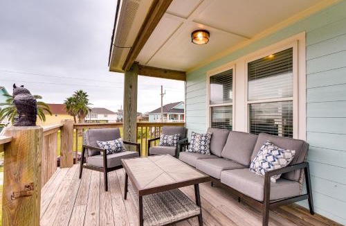 Crystal Beach Apartment | Chic Crystal Beach Home with Deck Walk to the Ocean