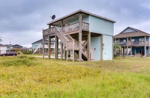 Crystal Beach Apartment | Chic Crystal Beach Home with Deck Walk to the Ocean