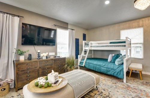 Crystal Beach Apartment | Chic Crystal Beach Home with Deck Walk to the Ocean