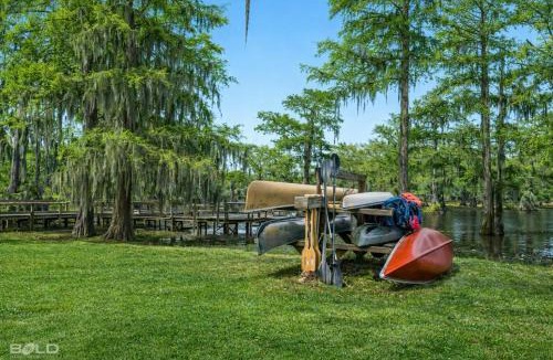 Uncertain House | Chic Cypress Cabin Private Dock Access, Kayaks
