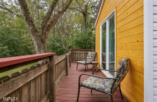Uncertain House | Chic Cypress Cabin Private Dock Access, Kayaks