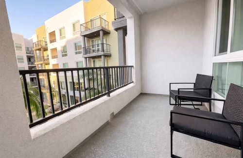 Lyon Street Apartment | Chic Disneyland Retreat | Pool, Gym & Fast WiFi