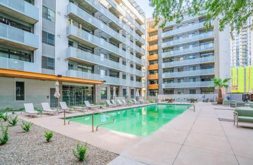 Evans Churchill Apartment | Chic Downtown 2-Bedroom Pool Gym Parking