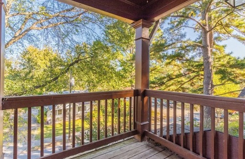 Summerhill House | Chic Downtown Bungalow | Walk to Restaurants