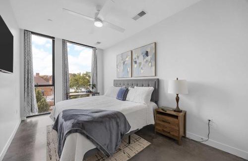 Mann Apartment | Chic Downtown Condo Steps from UIowa & Nightlife