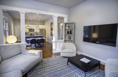 Southtown Cottage | Chic Downtown Farmhouse With Garden and BBQ Grill