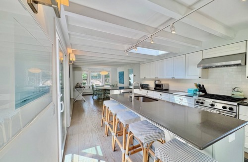 Beach Hampton House | Chic Dunes Beach House steps away from ocean