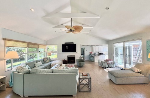 Beach Hampton House | Chic Dunes Beach House steps away from ocean