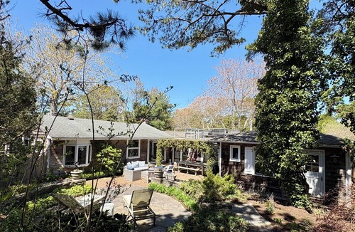 Beach Hampton House | Chic Dunes Beach House steps away from ocean