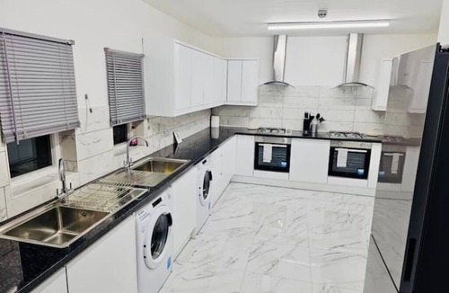 Ponders End Apartment | Chic En-suite Double Room