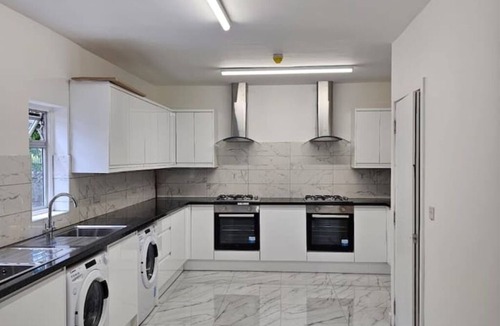 Ponders End Apartment | Chic En-suite Double Room