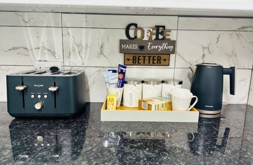 Ponders End Apartment | Chic En-suite Double Room