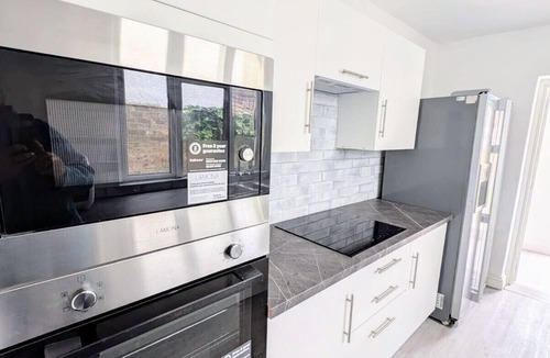 Wainscot Apartment | Chic En-suite Double Room with Office